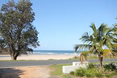 Image de Beachfront 4- 4/12 Bundella Ave Lc