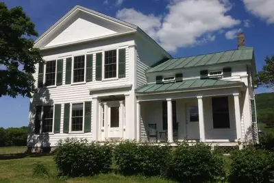 Image de 1800's Renovated Farmhouse with All Modern Conveniences