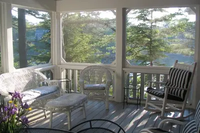 Image de Oceanfront Juniper Point Cottage avec quai, véranda, fermer au trafic de bateau