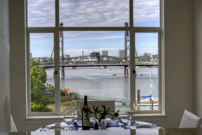 Image de Prime River View: spacious, light-filled top floor corner unit downtown