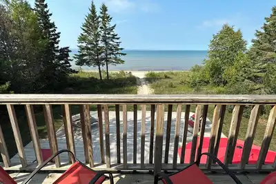 Image de Rainbow's End à Mackinac, une maison au bord du lac avec Sandy Beach