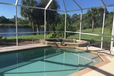 Image de Rotonda West villa au bord du lac sur un terrain de golf avec piscine et terrasse orientées plein sud