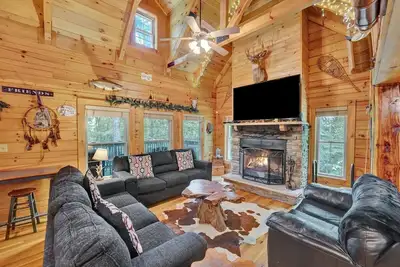 Image de 5Bd 3ba 2650sf cabine Jacuzzi Bar Table de billard Téléviseurs Fire Pit ski paintball casino