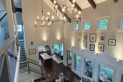 Image de Nouvelle maison riveraine sur le lac Torch.