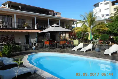 Image de Penthouse avec terrasse et piscine et une vue panoramique sur les montagnes