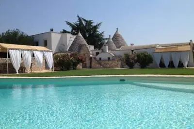 Image de Masseria entre les oliviers et les chevaux