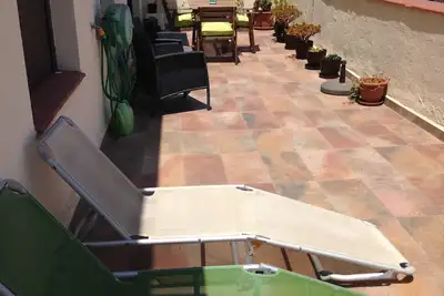Image de Penthouse ensoleillé et calme avec grande terrasse. Wifi.