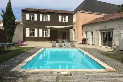 Image de La Villa, jardin privé et piscine dans un site exceptionnel avec château