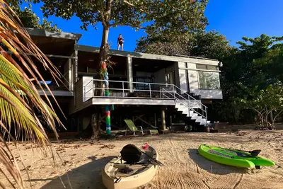 Image de Maison privée face à la plage, design moderne unique