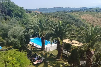 Image de Maison de campagne sur les collines, entourée de verdure méditerranéenne