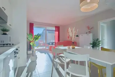 Image de Appartement contemporain de 3 chambres avec piscine, jacuzzi, Wifi