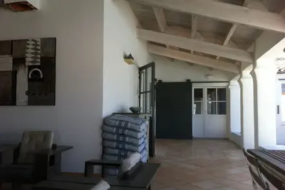 Image de Maison ancrée sur la baie de loix, piscine, magique!