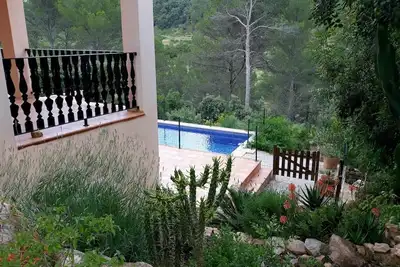 Image de construction récente, très calme dans la campagne / montagne