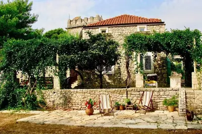 Image de Villa avec jardin près de la plage.