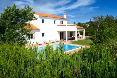 Image de Villa Individuelle Arrifana avec Piscine Privée, Jardin et WiFi