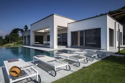 Image de Villa de design moderne avec piscine et magnifique vue lac! - Villa Camilla