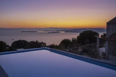 Image de Une villa avec piscine à couper le souffle en 3 unités à proximité des dieux