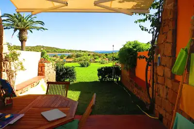 Appartement de trois pièces, jardin avec vue mer, à 200m de Salina Bamba et 800m de Cala Brandinchi