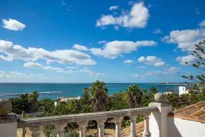 Grande villa située au pied de la plage (50 mètres) avec une vue magnifique sur la mer.