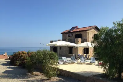 Image de Breath taking sea views with a sea breeze at the stone house