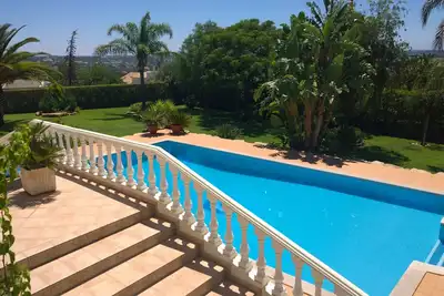 Image de Situé dans un acre avec vue sur la côte, piscine chauffée et à proximité de nombreux terrains de golf