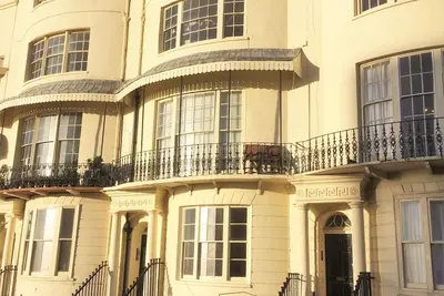 Image de Regency Retreat - Appartement élégant avec vue sur la mer et balcon. Super endroit.