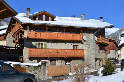 Image de village alpin traditionnel