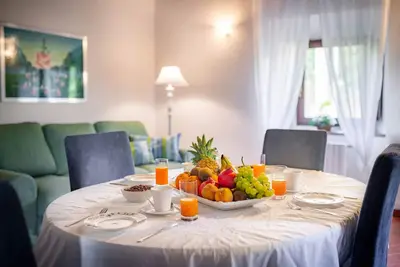 Maison panoramique dans un immeuble historique avec air conditionné et piscine