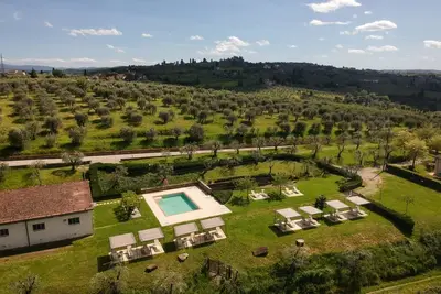 Image de The Michelangelo Apartment consist of a large living room and two spacious separate double bedrooms (160x195), two bathrooms with showers, and a fully equipped kitchen with directly access in the private garden. Upon request, we can arrange a breakfast ba