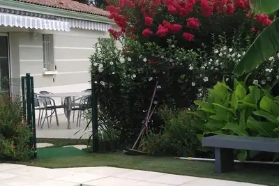 Image de Maison au calme avec piscine et balançoire sur grand terrain arboré
