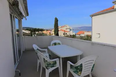 Image de Appartement de deux chambres avec la terrasse et la vue sur le mer Slatine, Ciovo (A-16345-a)