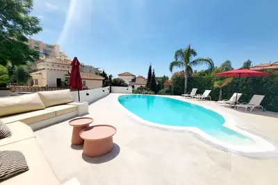 Grande villa avec piscine privée! ! ! Emplacements et équipements parfaits.