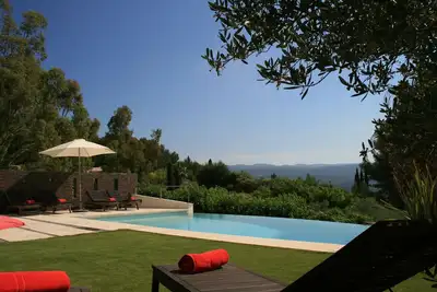 Image de villa architecte Le Castellet proche circuit, mer et bandol, au calme