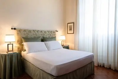 Image de The Botticelli Apartment consist of a large living room and two spacious separate double bedrooms (160x195), two bathrooms with shower, and fully equipped kitchen with directly access in the private garden. The suite offer airy interiors, sophisticated fu