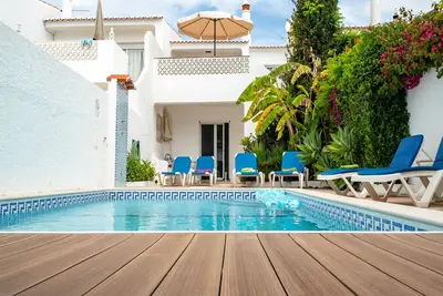 Image de Fantastique villa de 3 chambres avec piscine et à 50 pas de la plage de Sandy Blue Flag!