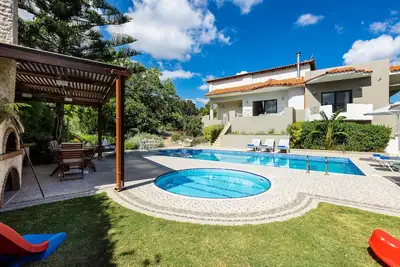 Image de Alonia Villa, piscine de 50m2, piscine pour enfants, proche des commerces! Vues magnifiques!