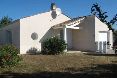 Image de Villa spacieuse, située dans une impasse calme entourée de jardins privés.