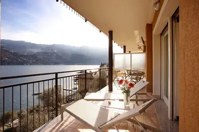 Image de Laglio Ribolla Azzuro Appartement moderne élégant avec vue sur le lac et la piscine.