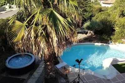 Image de batisse en pierres avec piscine, spa, jardin, proche mer