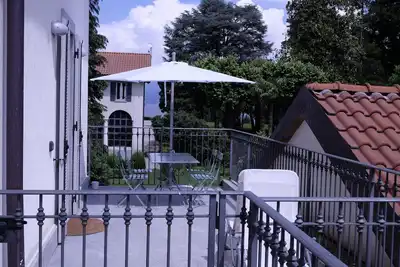 Image de maison au bord du lac avec piscine