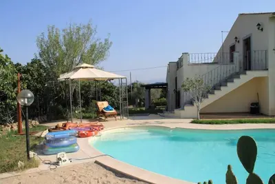 Image de Belle villa avec piscine et grand jardin