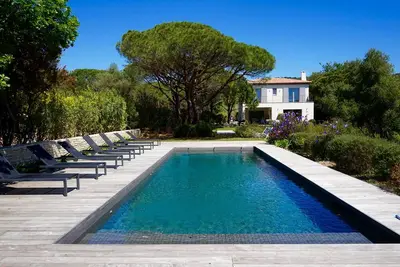 Image de Au Calme Au Coeur D'Une Pinede, La Plage De Gigaro A Pied. Jardin Mediterraneen