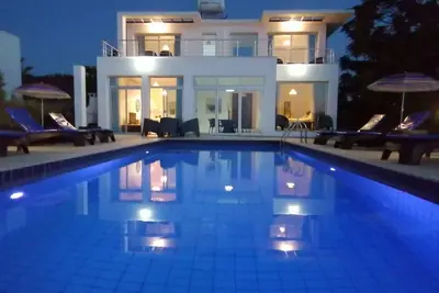 Image de Villa privée avec piscine chauffée, 3 salles de bains, WiFi gratuit et télévision britannique, Ac dans toutes les chambres