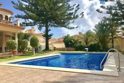 Vue Mer Et Distance À Pied Du Port, De La Ville Et De La Plage. Parking, Piscine