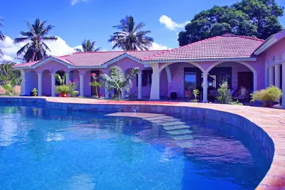 Image de Villa Front de mer/Côte du Nord près de Mombasa | Personnel, 16m piscine, parc, A/C