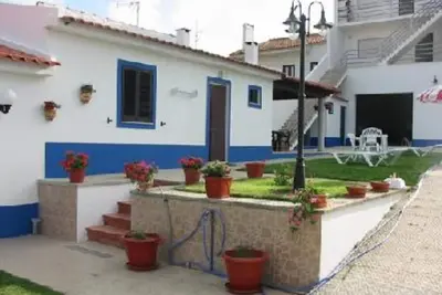 Image de Maison - Nazaré (2, 5 km) avec pelouse, piscine et jardin.