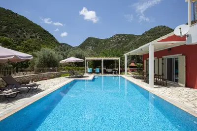 Image de -10%:Villa privée, isolée avec une grande piscine et un espace extérieur.
