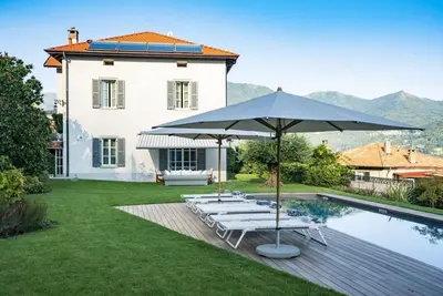Image de Moltrasio Villa & Cottage avec piscine et vue sur le lac