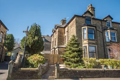 Image de Grande maison de 7 chambres dans le centre de buxton - grandes zones communes plus hotub