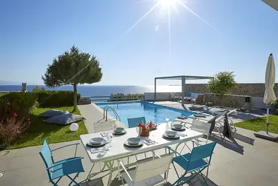 Image de Belle villa relaxante côté mer avec piscine et vue imprenable
